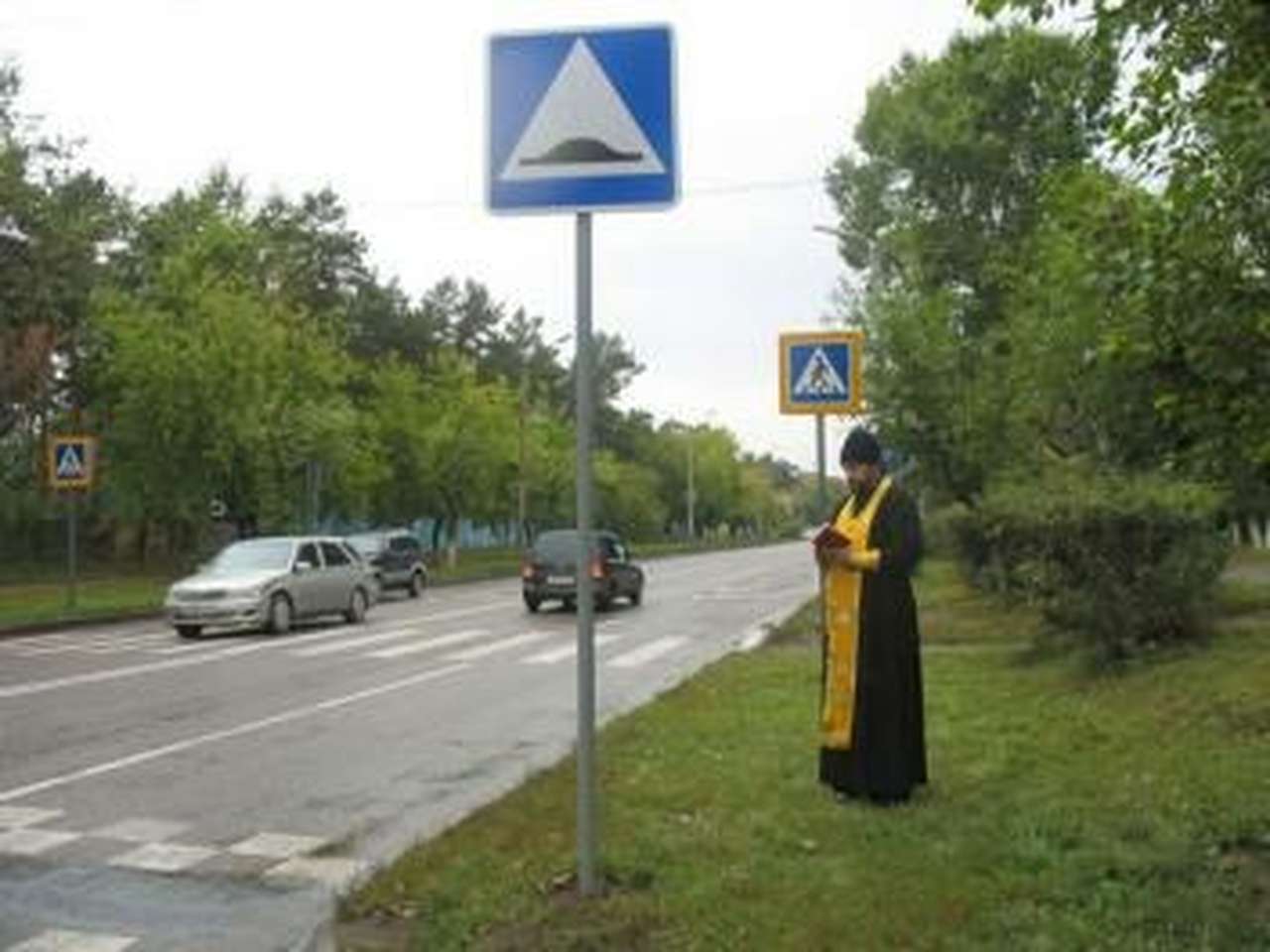 Брянские священники освятили роковые перекрестки