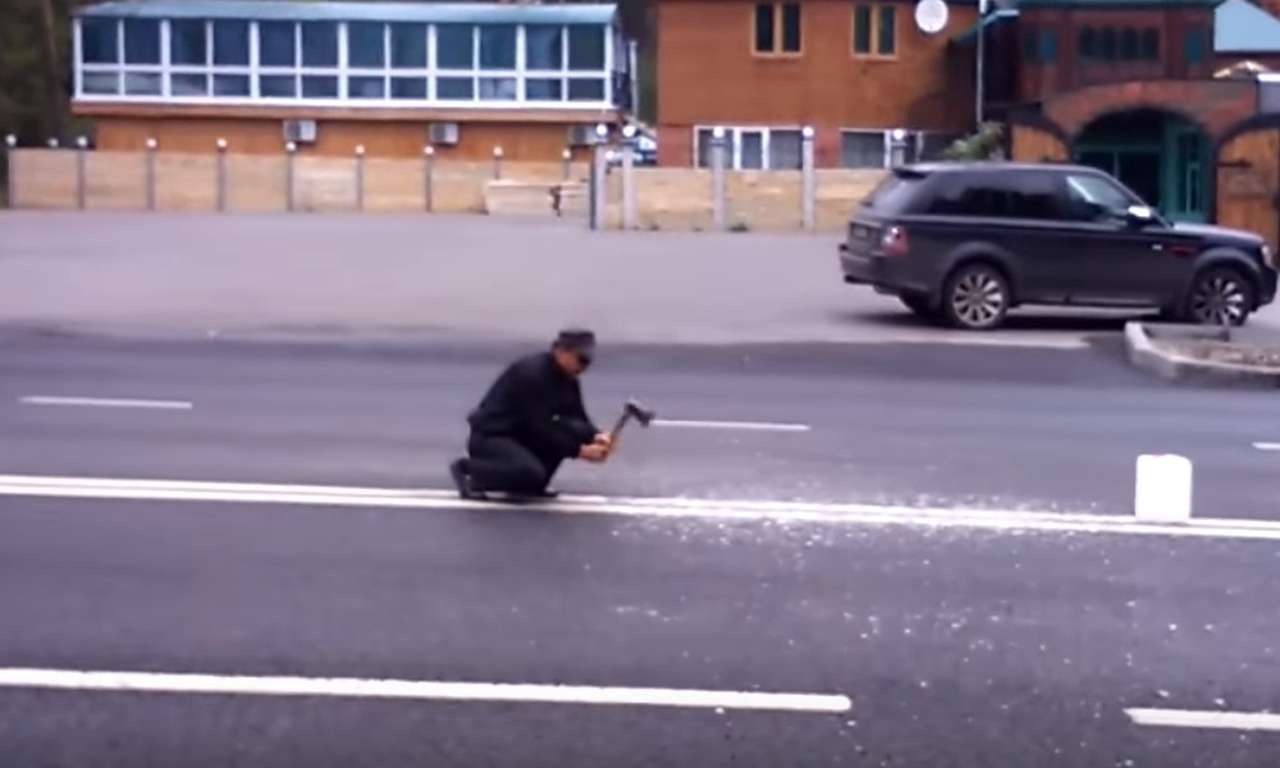 Топором по двойной сплошной: мужик три часа вырубал выезд на встречку