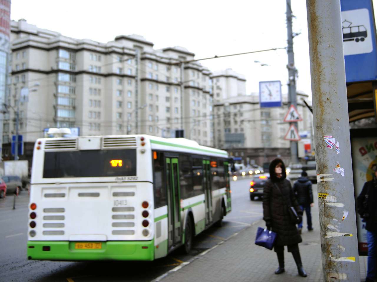 На столичных автобусных остановках появится кнопка для инвалидов