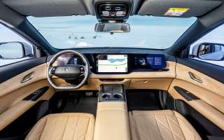 В зависимости от цвета меняются и материалы. При черном колере вставки на дверях и панели – из кожзама, а при светлом – из замши.