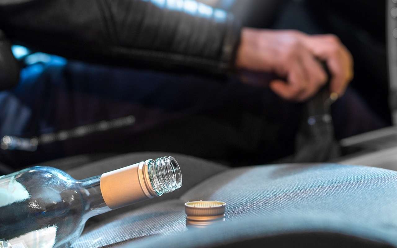 Вообще не подозрительно: водитель пытался поменяться местами с пассажиром на глазах у инспекторов