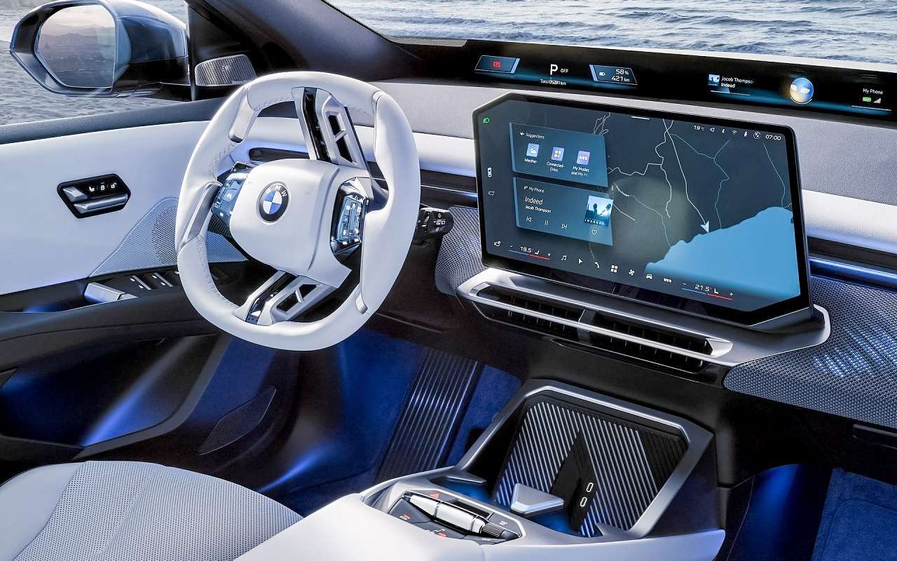 Центральный дисплей BMW iX3 выполнен в форме трапеции, наклоненной в сторону водителя.