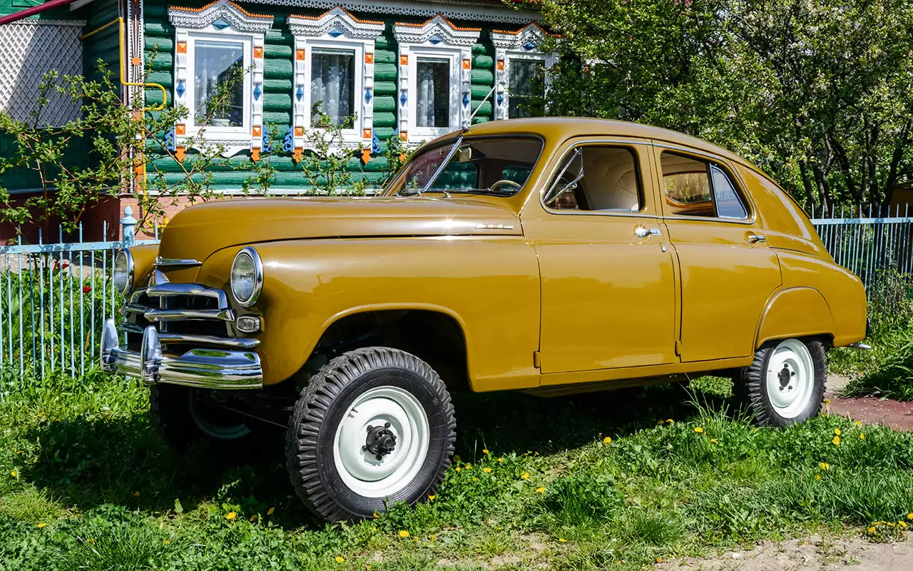 Серийный ГАЗ-М72 внешне отличали шильдики на боковинах капота, щитки на задних арках и, конечно, осанка.