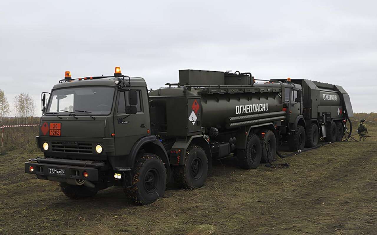 Стоящие на вооружении топливозаправщики КАМАЗ-5350 и КАМАЗ-63501. На борту последнего находится автоцистерна с самозатягивающимся полимерным материалом, способная выдержать попадание пули из автомата Калашникова. Но маскировка... Назначение автомобиля распознает даже ребенок, что уж говорить об агентурной или технической разведке.