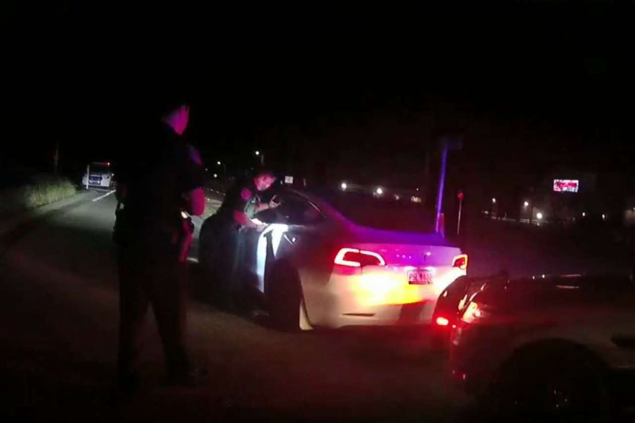 Tesla манит: подростки устроили покатушки на автопилоте