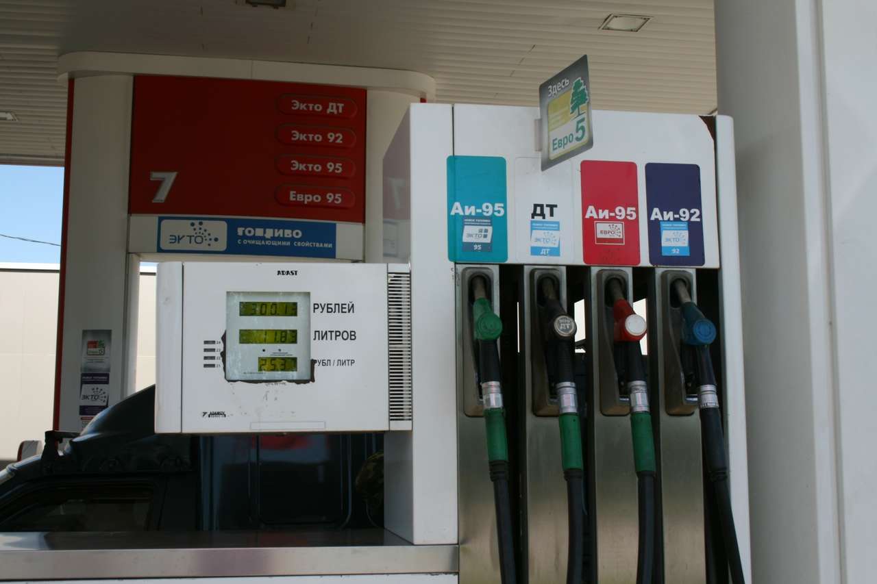 ФАС снова требует снизить цены на нефтепродукты