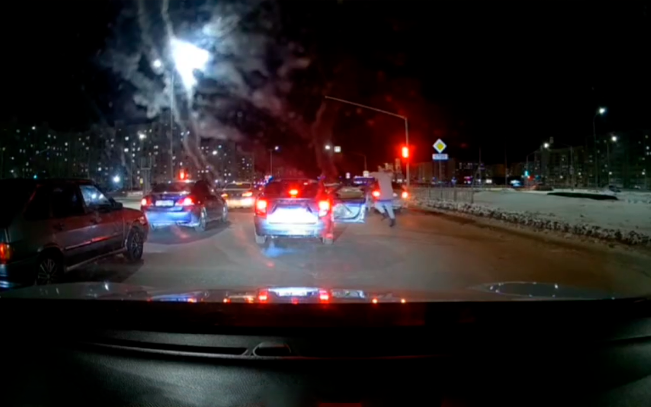 Пассажиры устроили танцы вокруг машины