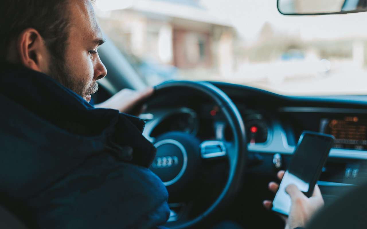 Названы основные причины, отвлекающие водителя от дороги