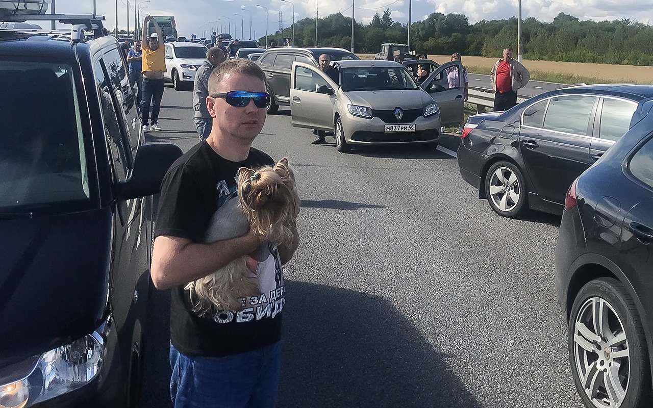 Желающие попасть к Черному морю и выехать оттуда застряли в многокилометровых пробках