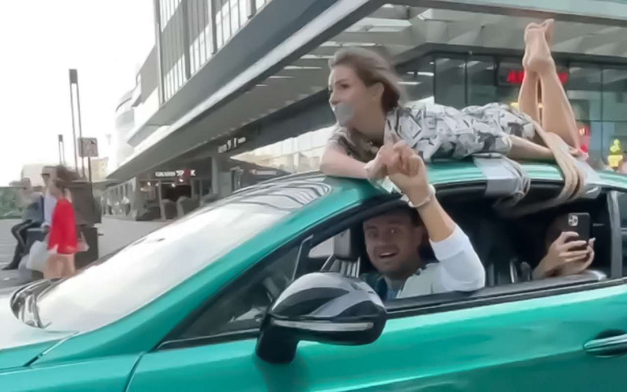 Блогер привязал свою девушку к крыше Бентли и прокатил по Москве. Она была не против