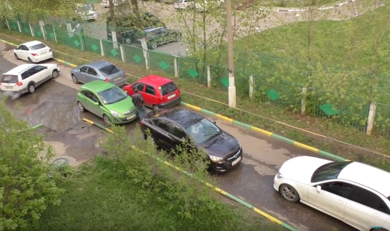 Противостояние двух автомобилисток. Кому придется уступить?