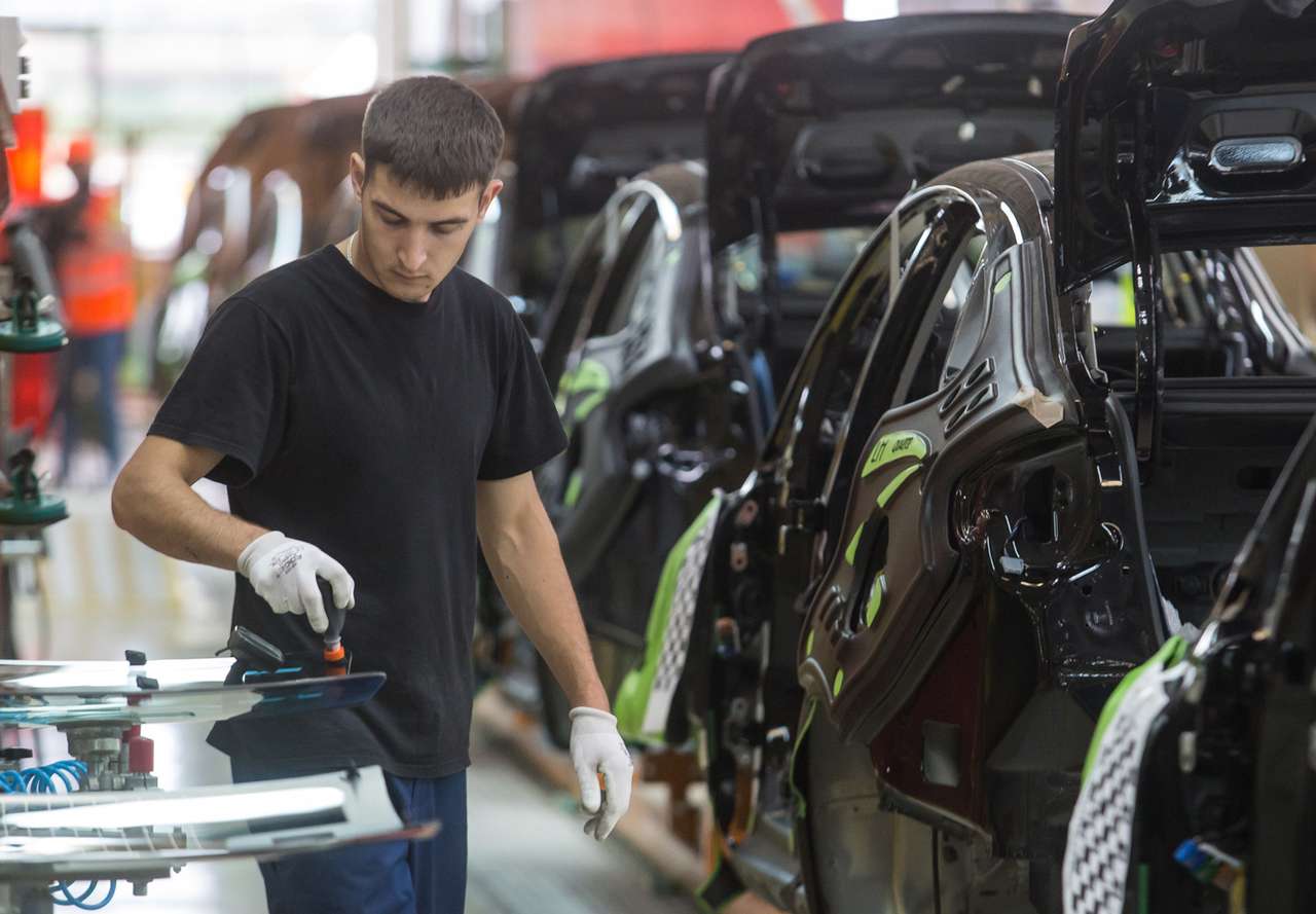 Производство автомобилей в России в этом году может сократиться на 23%