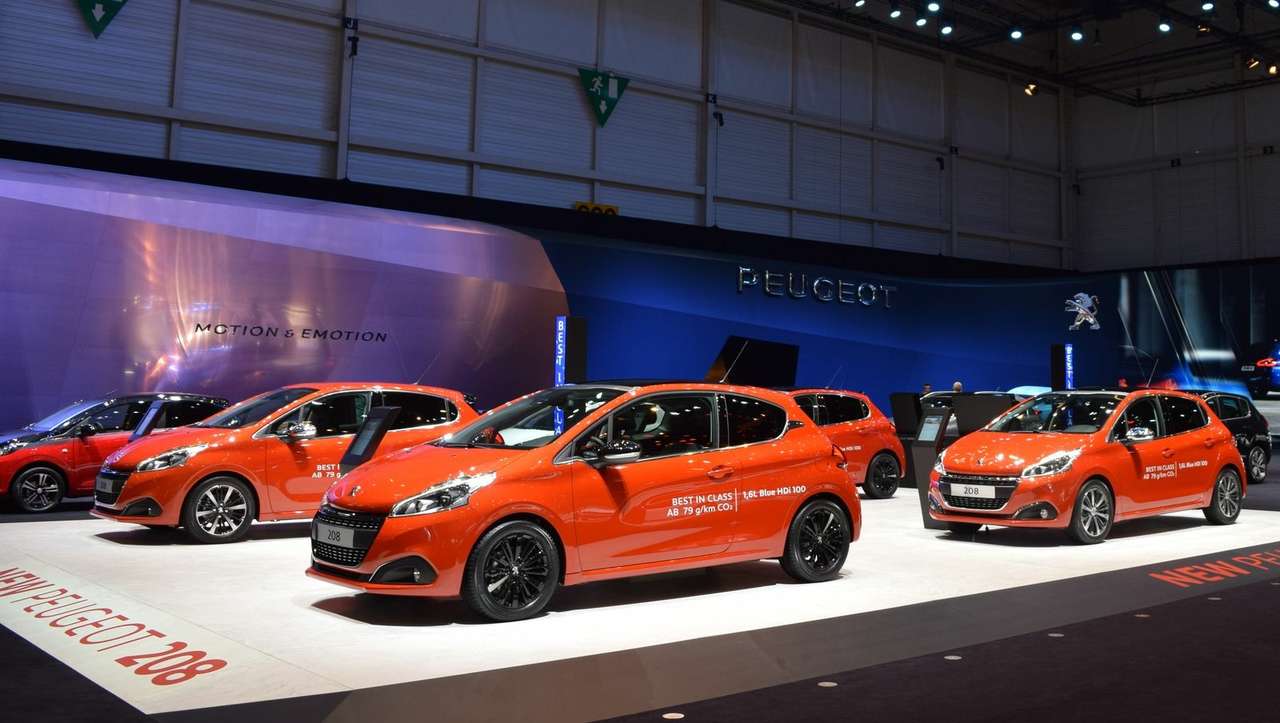 Траты россиян на новые автомобили за 4 месяца снизились на четверть