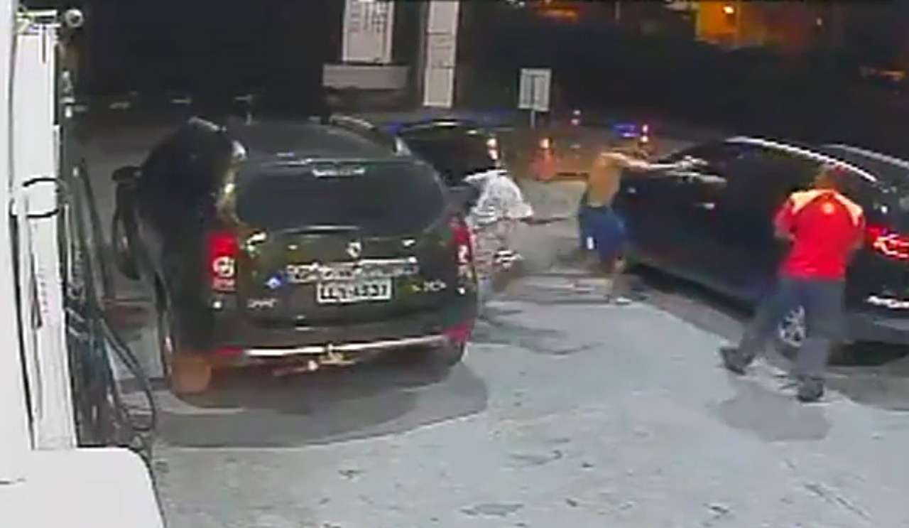 Банда вооруженных детей угоняет автомобиль (ВИДЕО)