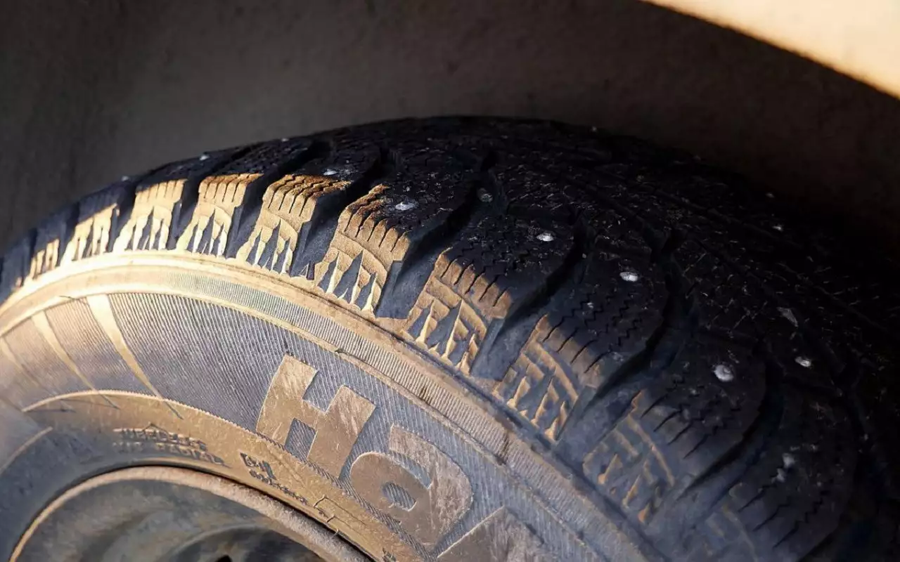 Чем опасны шины с «потерянными» шипами: ответ эксперта