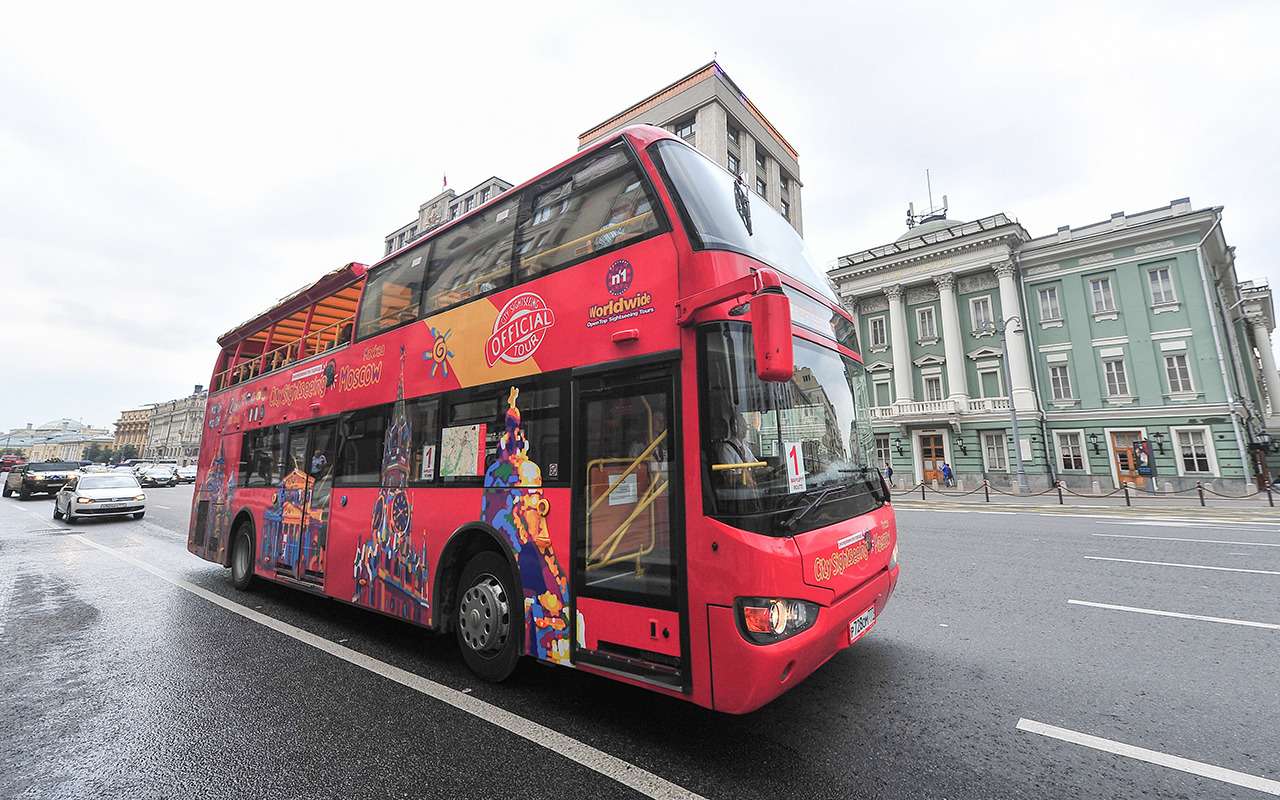 Собянин пустил на выделенки коммунальную технику и двухэтажные автобусы