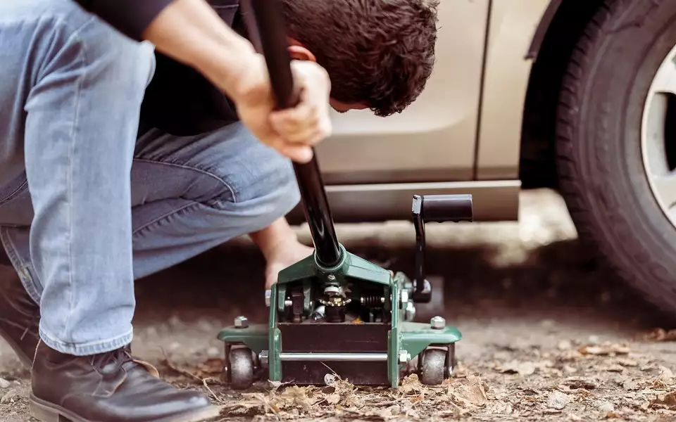 Незаменимый помощник автомобилиста: надежный подкатной домкрат уже в продаже