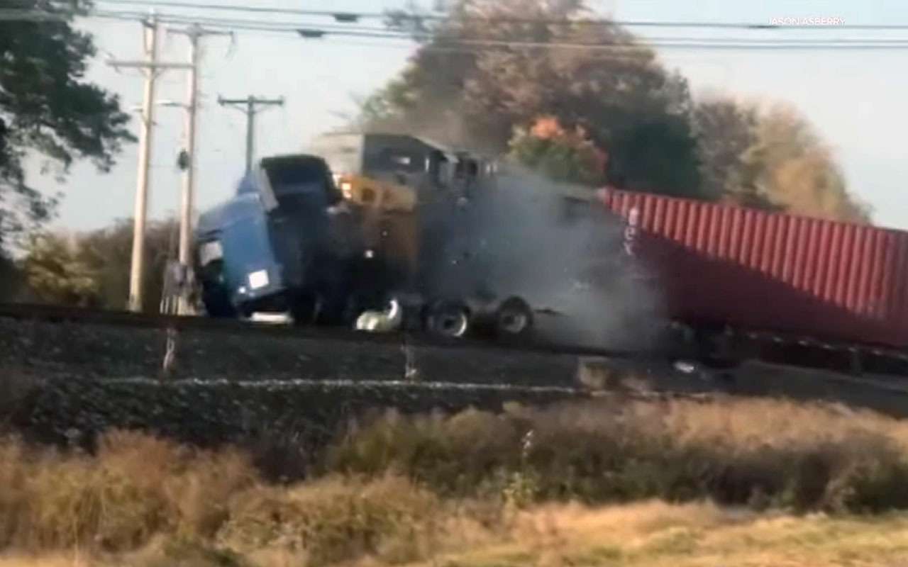 Товарный поезд разнес грузовик — оба загорелись