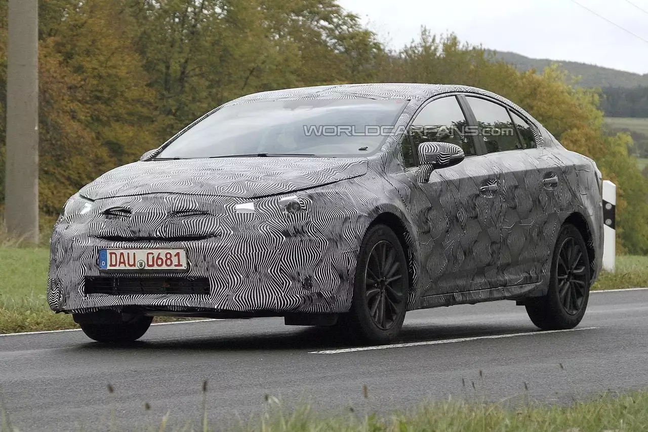 Шпионы подтвердили, что седан Toyota Avensis еще поживет