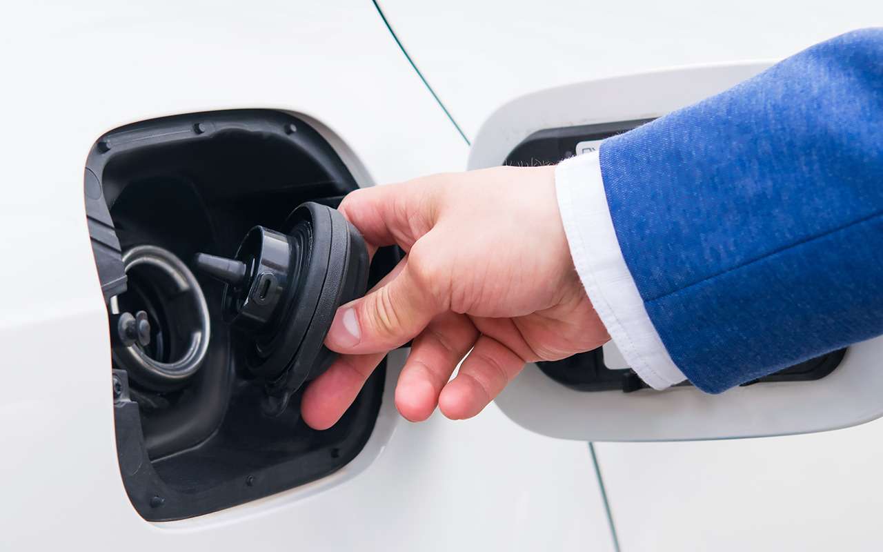 Почему горловины бензобаков то справа, то слева? — вечный вопрос