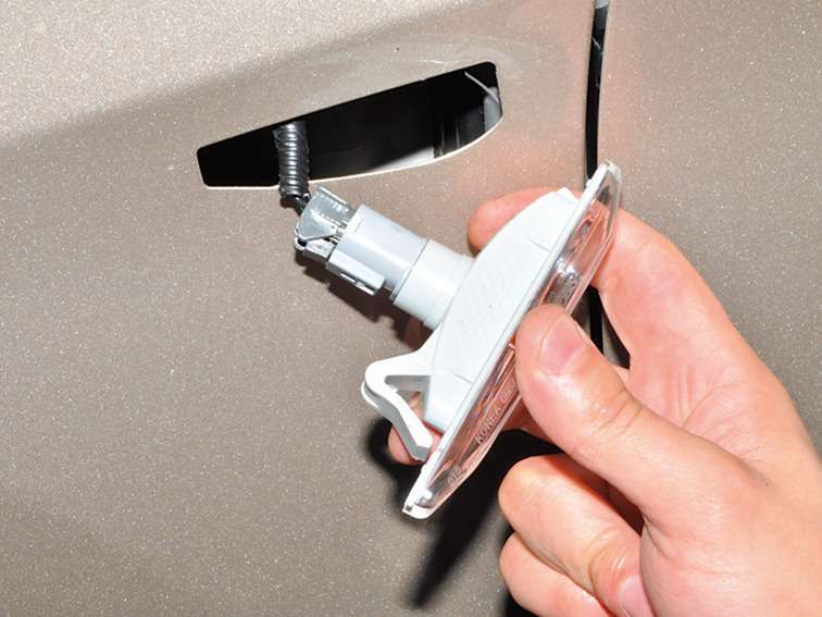 держатель лампы поворота поло седан 2021. лампочка поворотника шевроле лачетти. как поменять лампочку на крыле. как поменять лампочку на крыле. лампочка повторитель на хендай солярис.