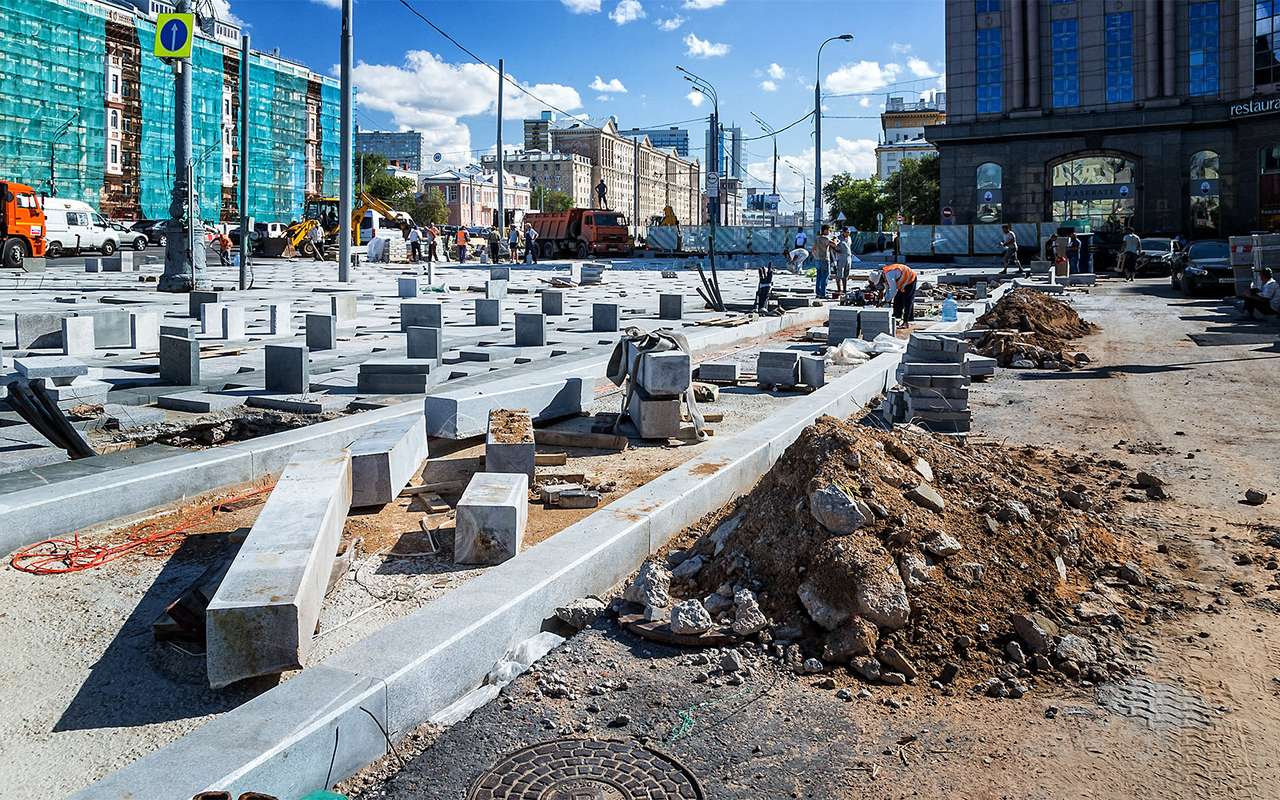 На проработку одного только проекта реконструкции потратили 900 миллионов рублей. А на саму реконструкцию центральных улиц Москвы отпускаются десятки миллиардов. Каким компаниям идут эти заказы и по каким причинам – отдельный разговор.