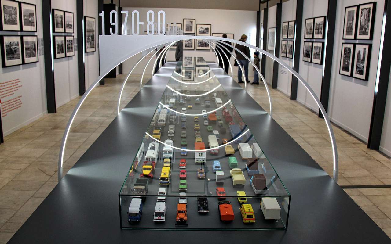 Экспозиция масштабных моделей поделена на десятилетия, в которые выпускались такие машины.