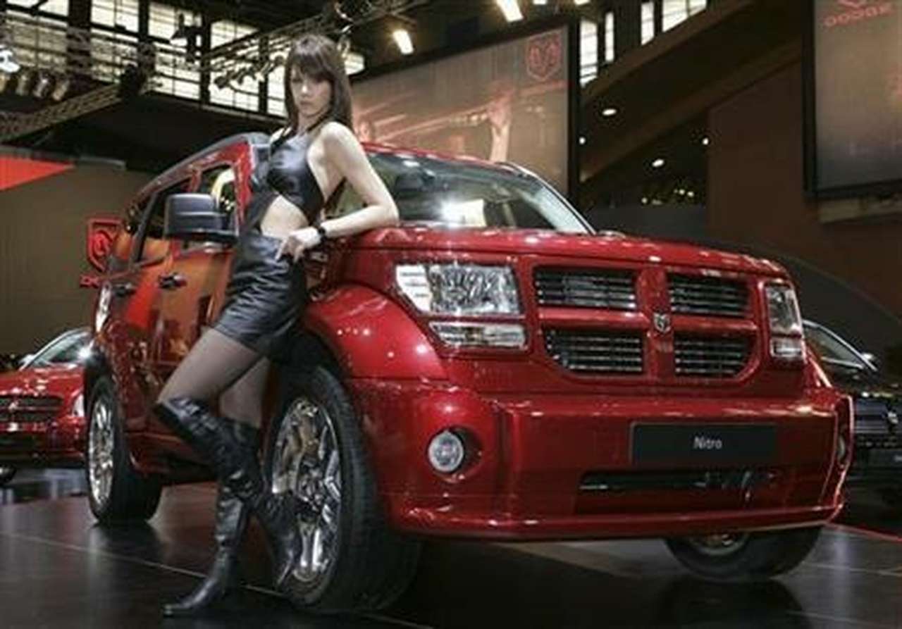 Полуобнаженные модели на автосалоне в Брюсселе не понравились главе МВД