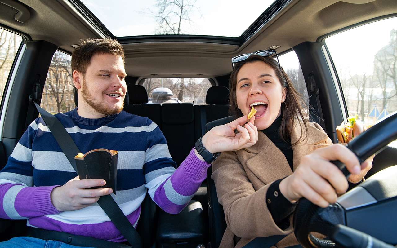 Список вредных привычек водителей расширен. Гамбургеры за рулем тоже в списке