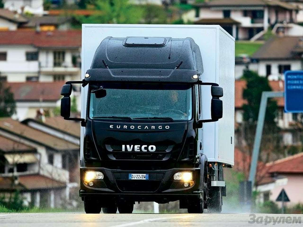 «ИВЕКО-Еврокарго ML180E30/P» уже совсем не городской грузовик. Кабина MLL Sleeper Cab со спальным местом, пневмоподвеска задней оси, 9-ступенчатая коробка ZF и 300-сильный турбодизель. При собственной массе 5,7 т способен везти более 12 т.