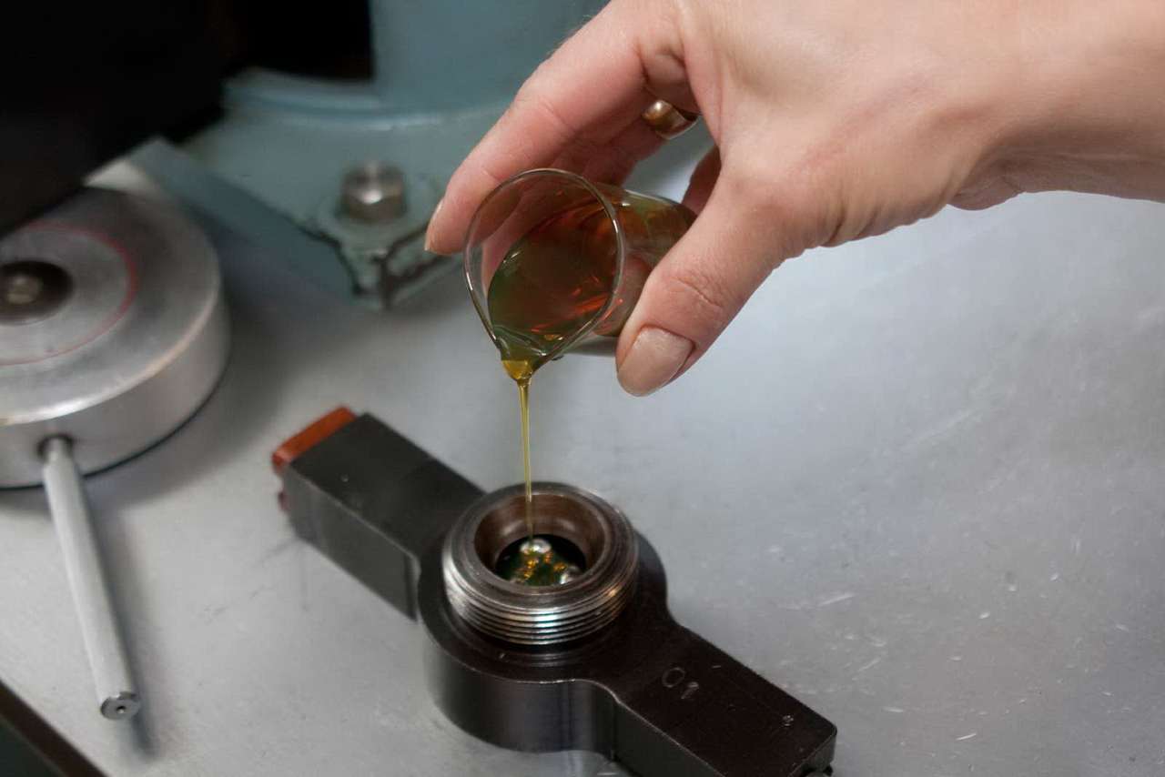 Моторное масло: синтетика или полусинтетика?