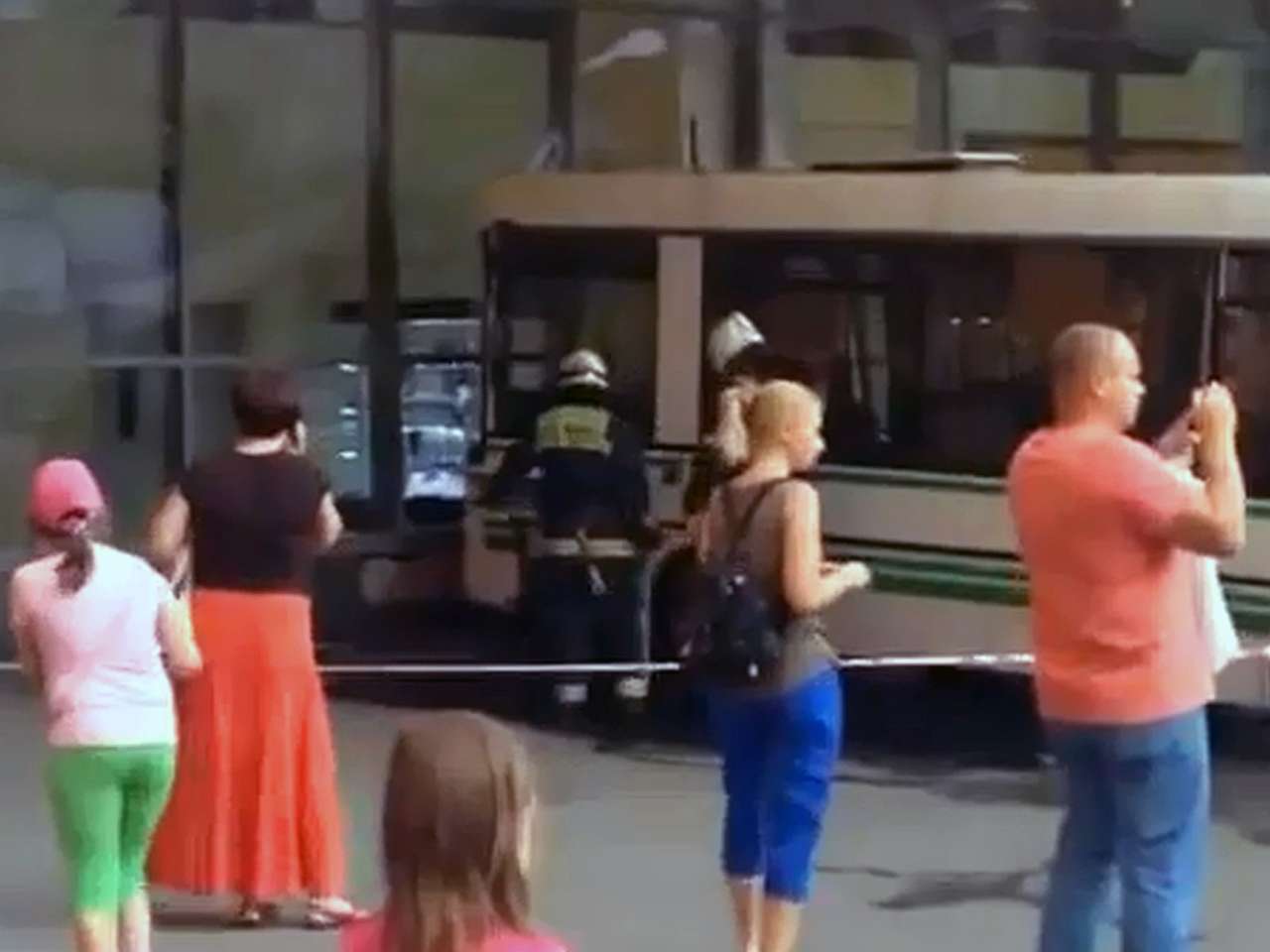 В Москве автобус въехал в витрину магазина