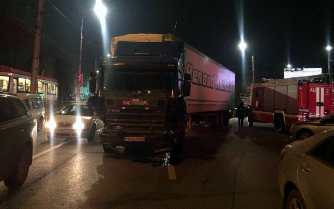 Фура протаранила 12 автомобилей