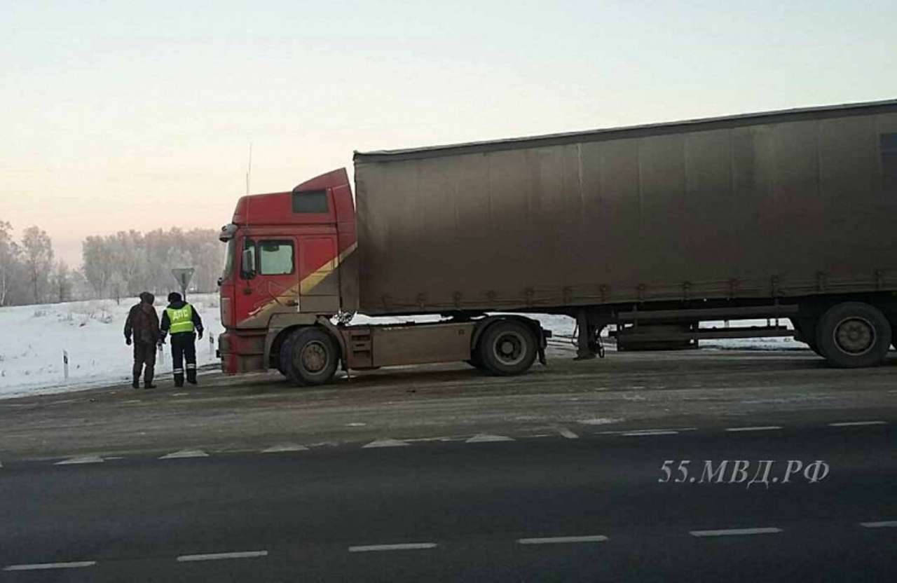 Зажатый кабиной дальнобойщик умирал на морозе. Его спасли гаишники