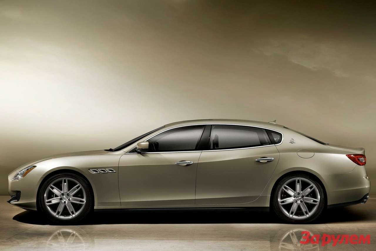 Габаритные размеры Maserati Quattroporte VI следующие: длина – 5263 мм (+163), ширина – 1948 мм (+64). Колесная база увеличилась на 107 мм и теперь составляет 3170 мм. Места для ног задних пассажиров (чуть ли не самый важный показатель в случае с новым автомобилем) отныне на те же 107 мм больше – итого 980 мм