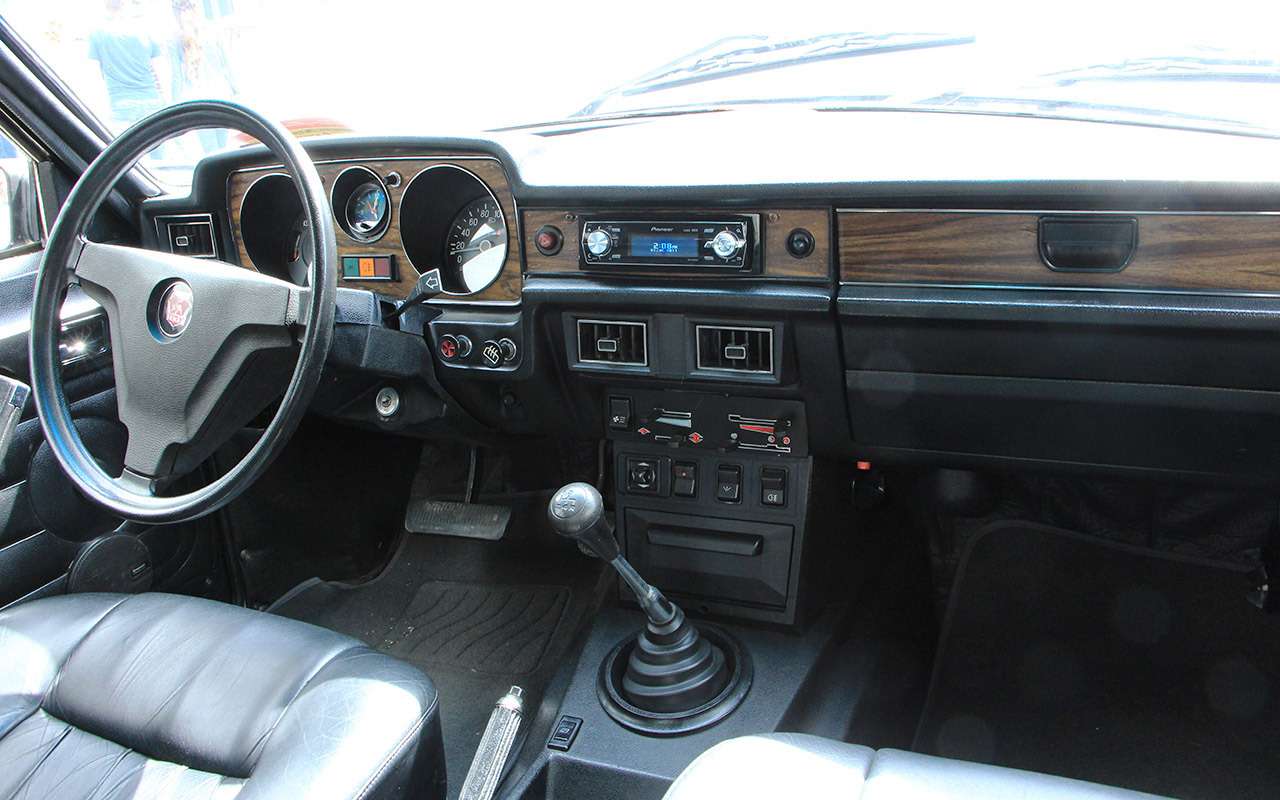 Наличие автомата выдавало только количество педалей. Селектор был замаскирован под обычный рычаг.