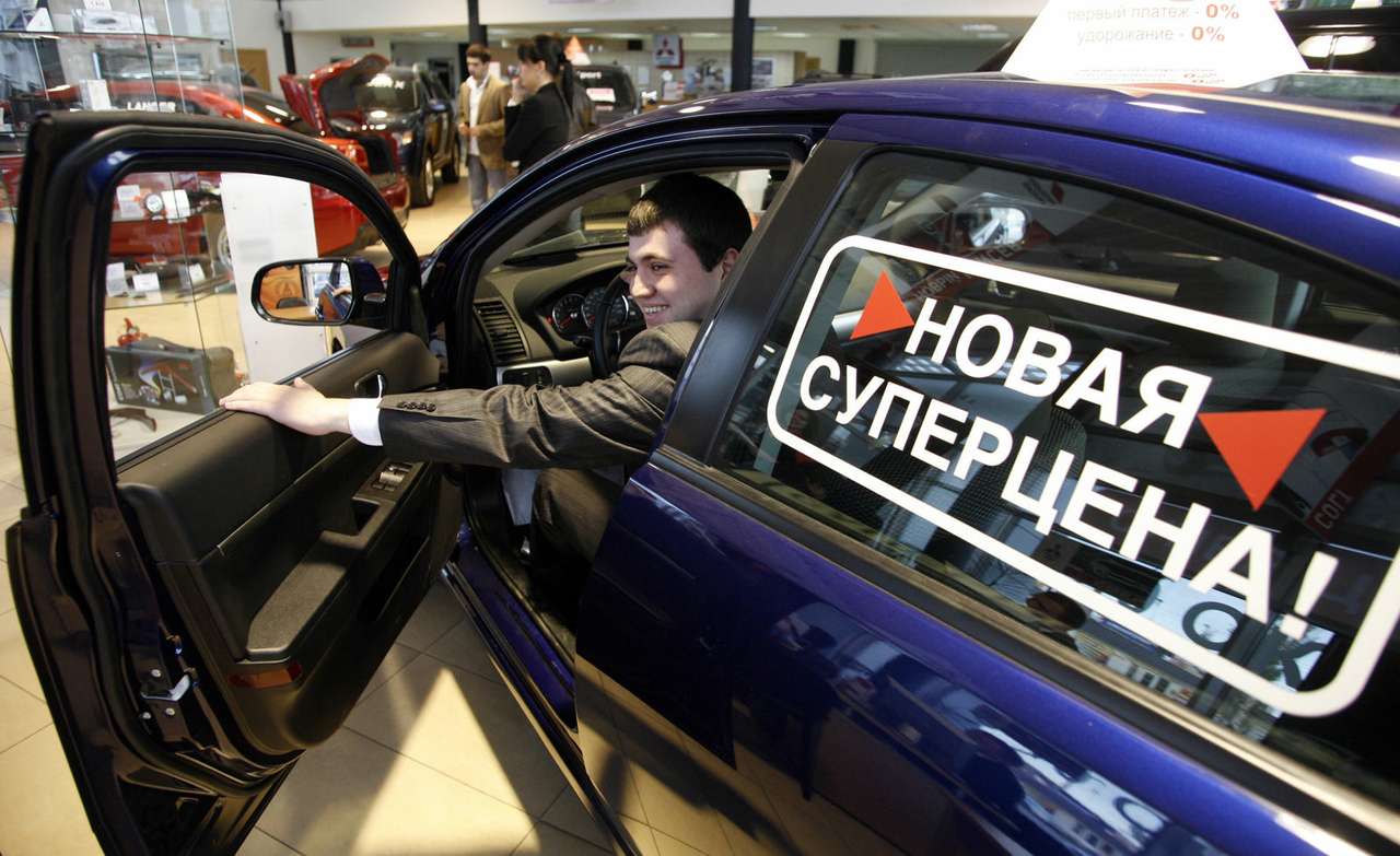 В этом году на особые скидки от автодилеров рассчитывать не приходится: у большинства продавцов остатки машин на складах уже выбраны
