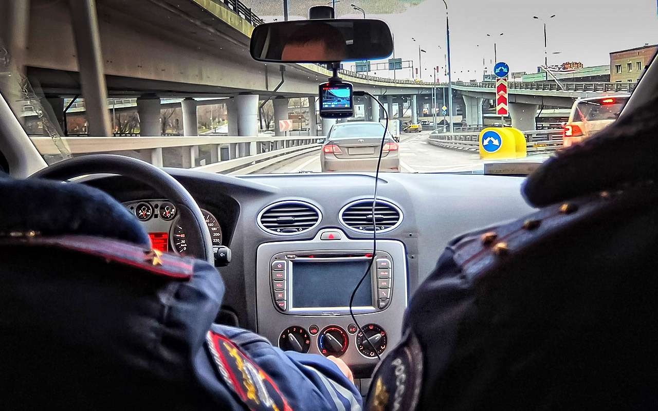 Если я догнал машину ДПС, стоит ли ее обгонять?