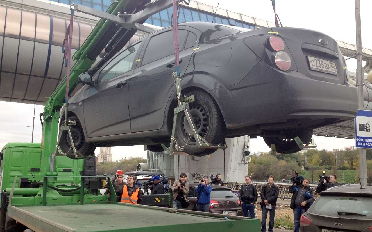 Нужно ли предупреждать владельца об  эвакуации его авто  — мнения разделились