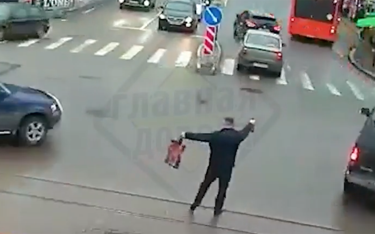 Мужчина с бутылкой решил поработать регулировщиком (видео)