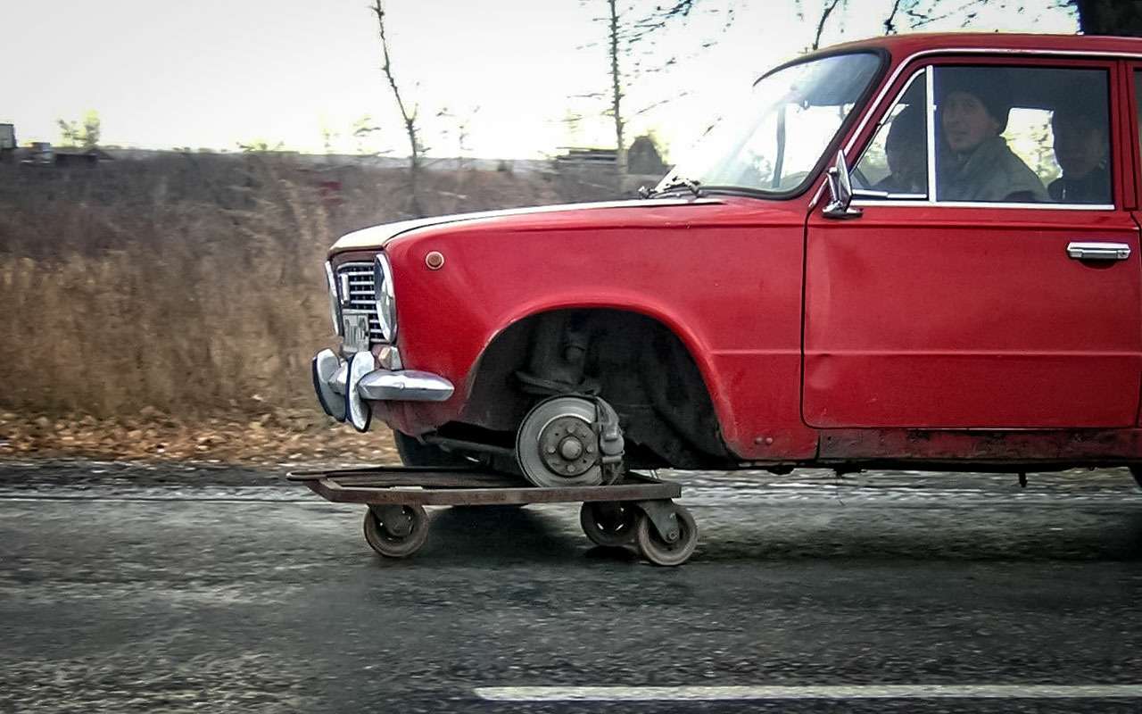 Решение для заднеприводного автомобиля. Интересно, как эта штука ведет себя на поворотах?! Шансов уехать по прямой в повороте, полагаю, немало.