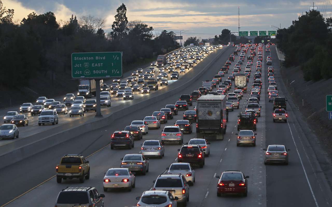 В США начали штрафовать тех, кто «тошнит» в левом ряду