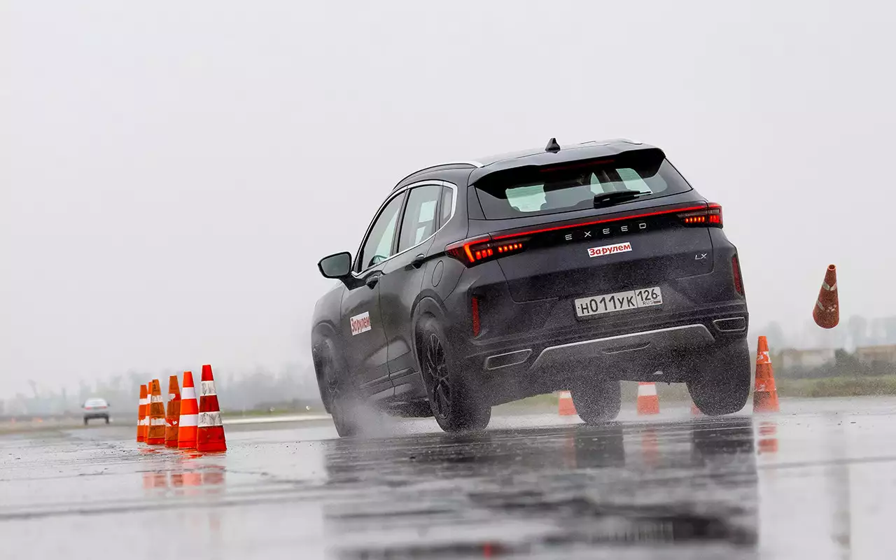 «Препятствие» на маневре «переставка» сбито: на следующем проходе испытатель постарается глубже учесть особенности поведения шин – или уменьшить скорость.