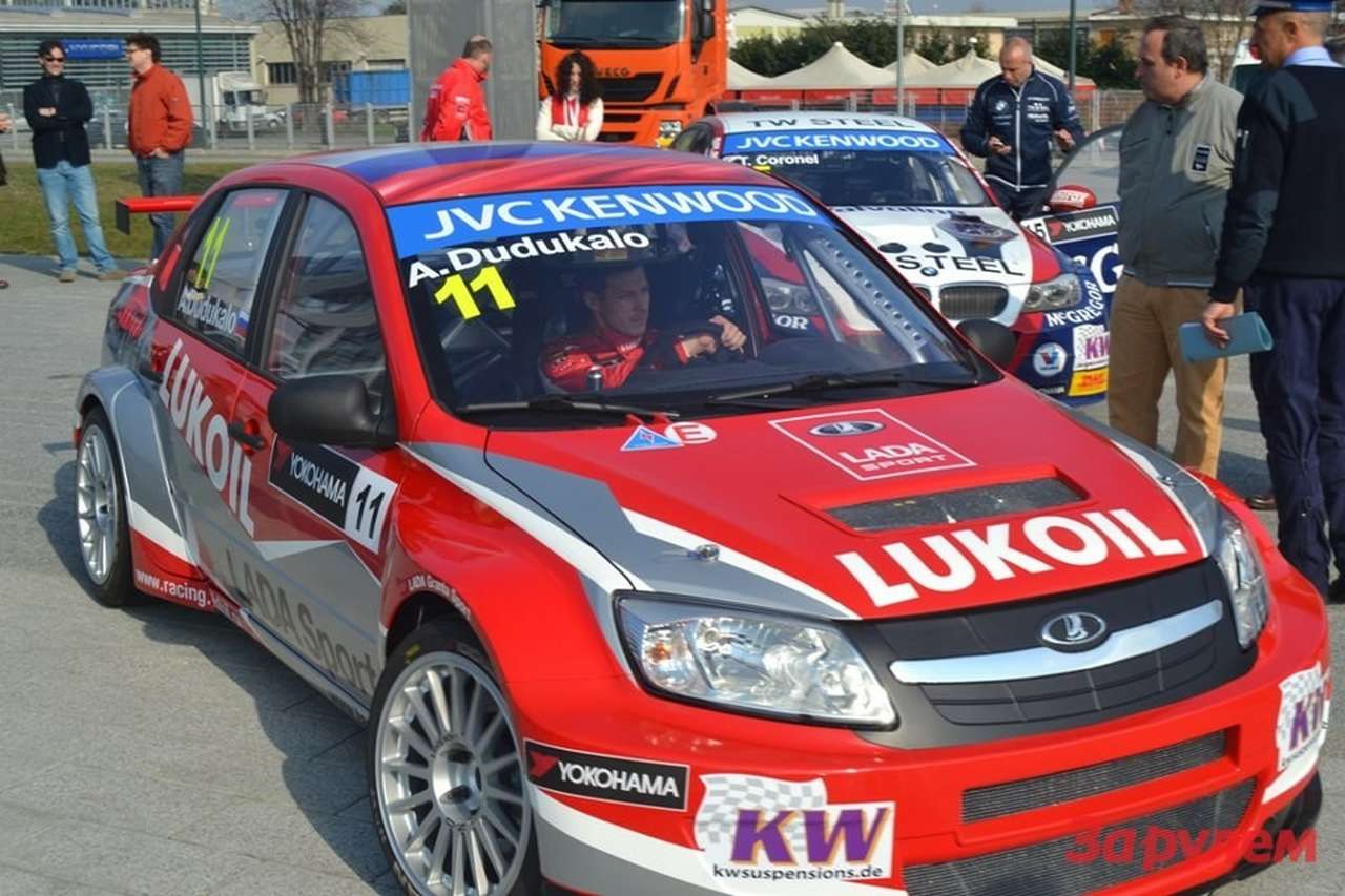 LADA выставляет свои машины в WTCC