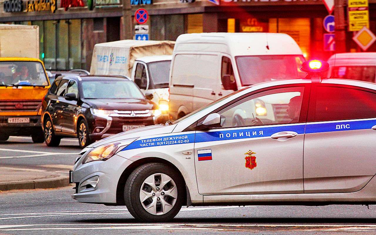 Проехать на красный сигнал, через сплошную по встречке? Все в рамках правил. Главное – включить «люстру» и спешить на неотложное задание.