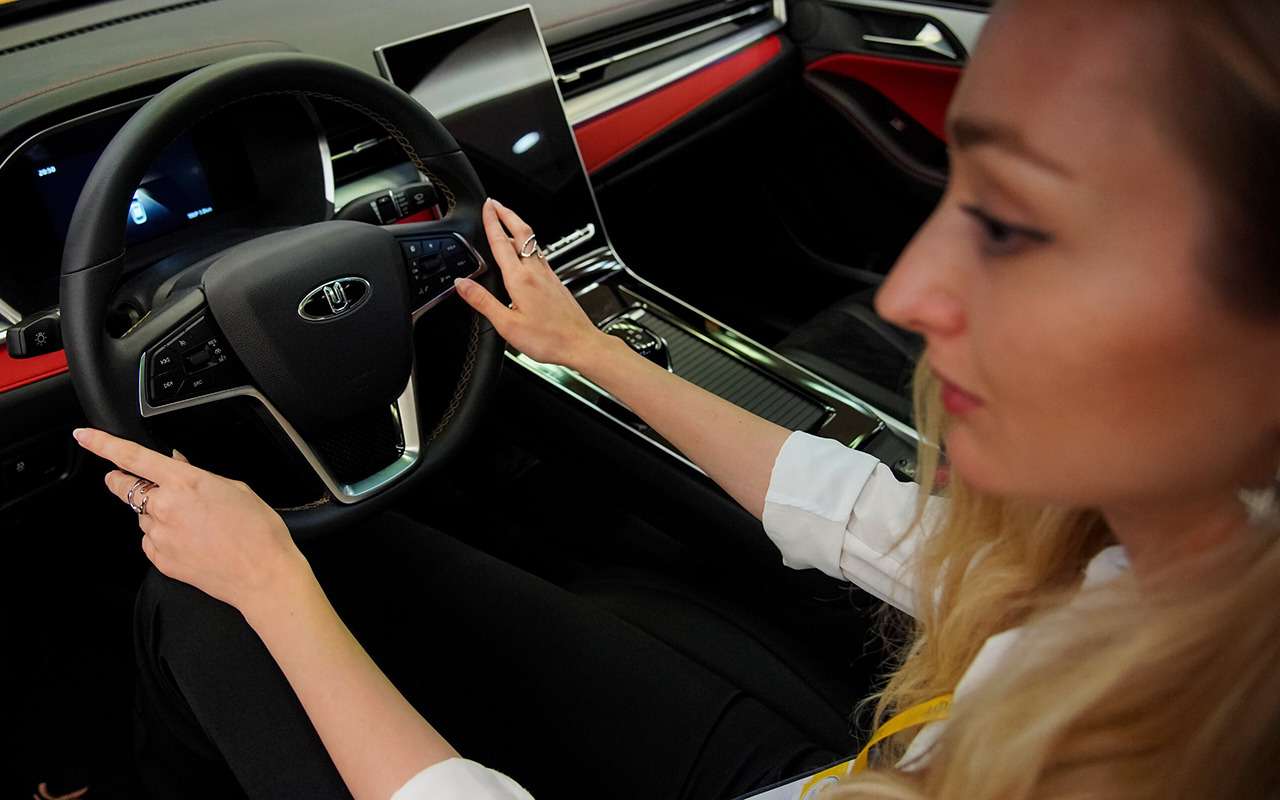 Кто на новенького: автосалоны ожидают Москвич 6 на следующей неделе