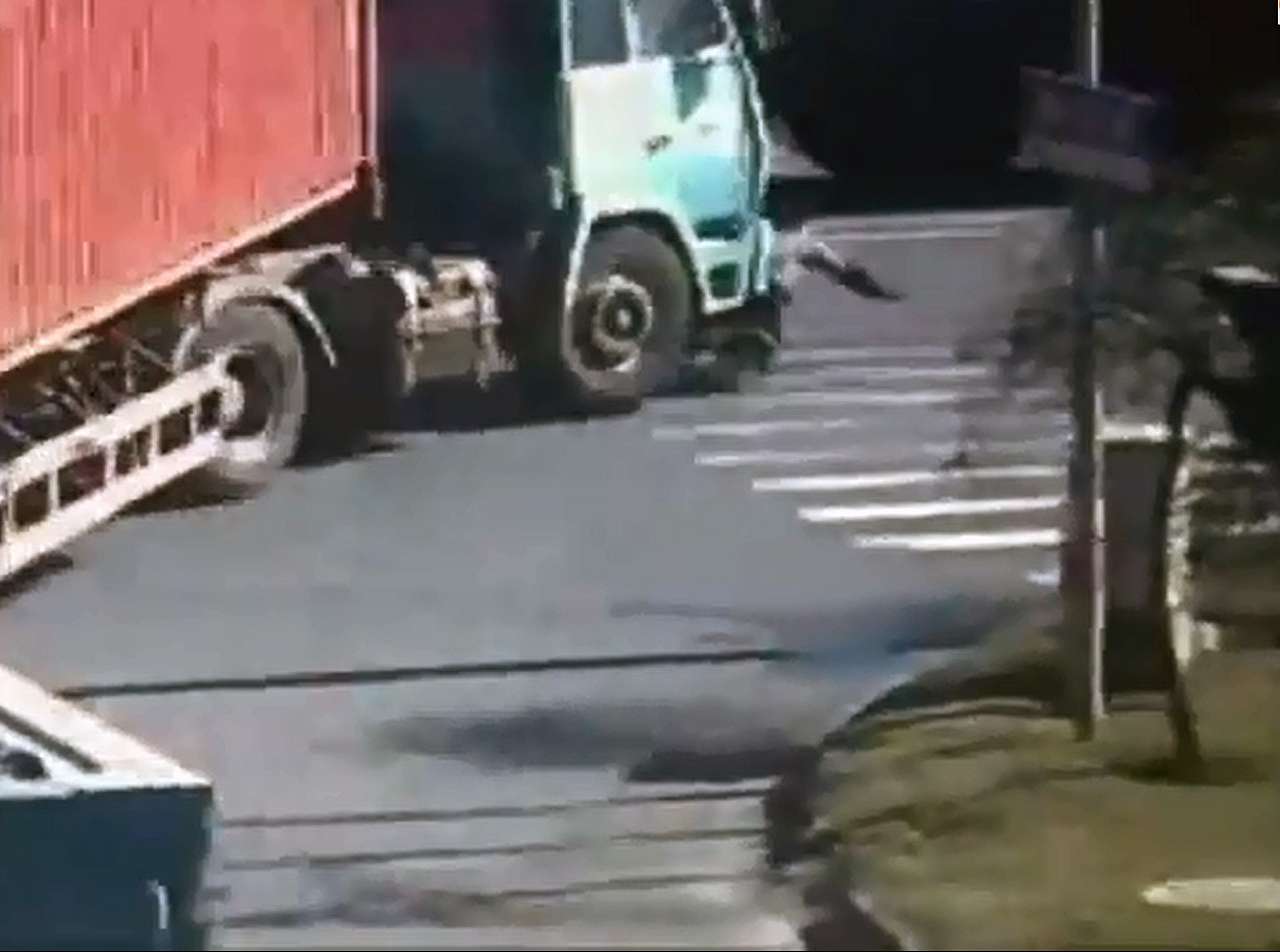 Попав под грузовик, велосипедист отделался легким испугом (ВИДЕО) 