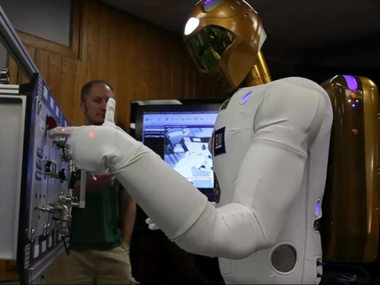 GM отправил гуманоида в космос