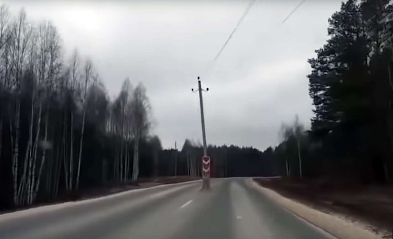 Едешь, а посреди дороги — столб: на видео попал «нежданчик»