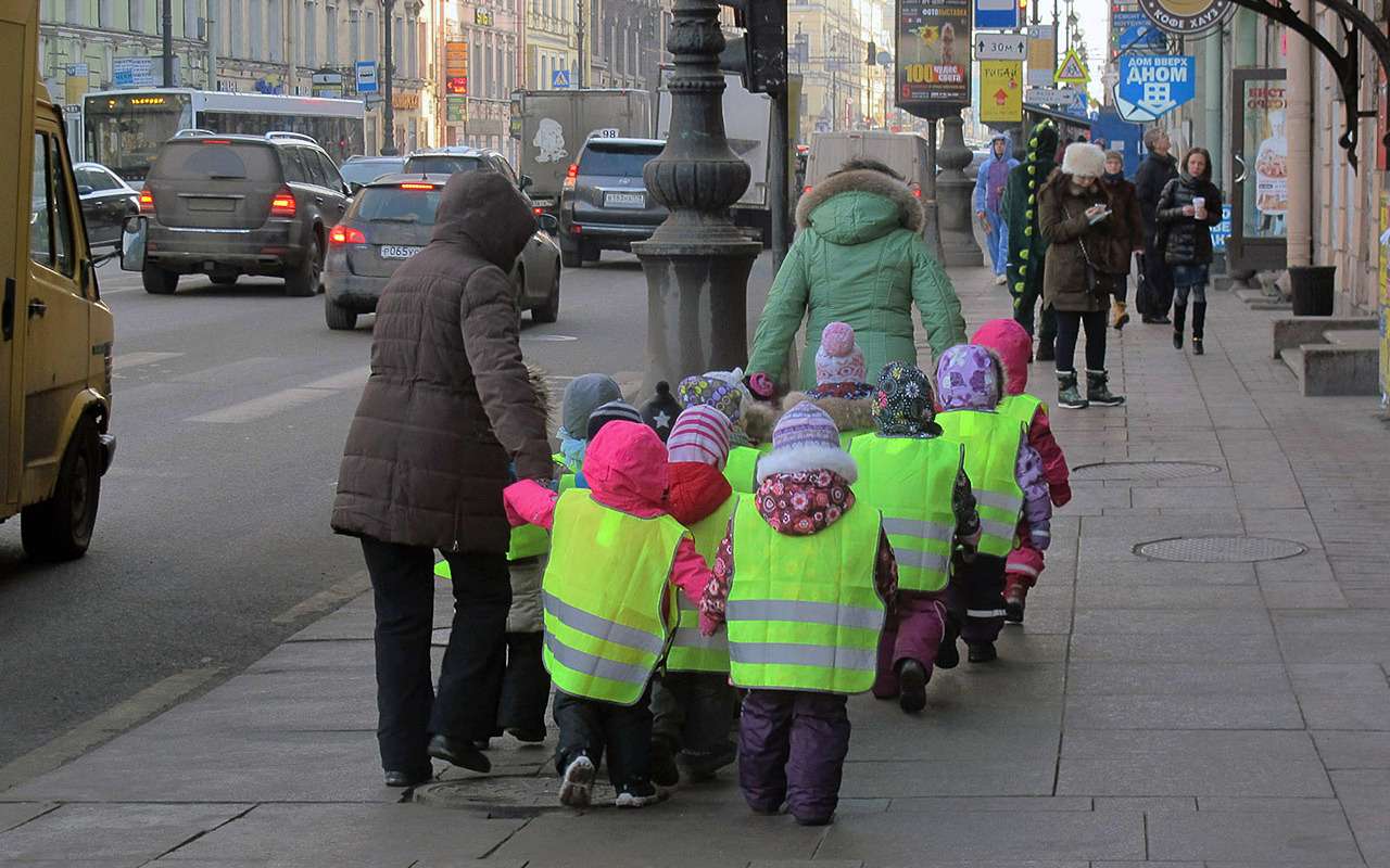 Живой пешеход. Светоотражающие жилеты для детей. Тротуар для детей. Пешеход на тротуаре. Дети в светоотражающих жилетах на дороге.